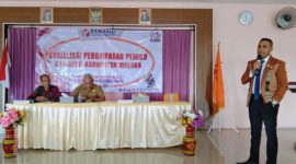 Ketua Peradi Atambua Melkianus Conterius Seran S.H.,MH Ketika Memaparkan Materi di Kegiatan Bawaslu Kabupaten Malaka. (Foto_red)