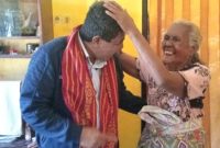 Anak Murid SDK Bolan Tahun 1991 Felix Bere Nahak Minta Doa Restu Kepada Ibu Guru- nya Untuk Maju Sebagai Wakil Bupati Malaka. (Foto_red)