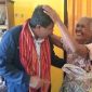 Anak Murid SDK Bolan Tahun 1991 Felix Bere Nahak Minta Doa Restu Kepada Ibu Guru- nya Untuk Maju Sebagai Wakil Bupati Malaka. (Foto_red)