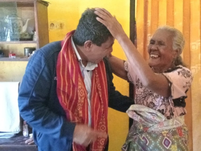 Anak Murid SDK Bolan Tahun 1991 Felix Bere Nahak Minta Doa Restu Kepada Ibu Guru- nya Untuk Maju Sebagai Wakil Bupati Malaka. (Foto_red)