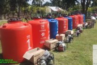 Kepala Desa Motaain Kecamatan Malaka Barat, Memberikan Alat Pertanian dan alat Nelayan Kepada Masyarakat. (Foto-Istimewa)