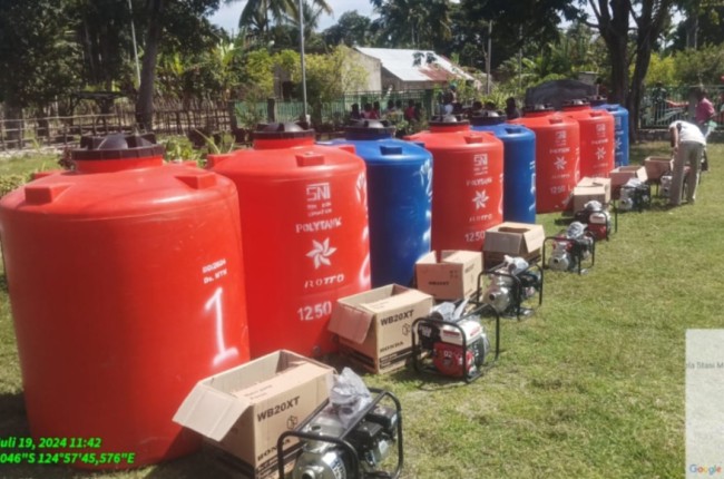Kepala Desa Motaain Kecamatan Malaka Barat, Memberikan Alat Pertanian dan alat Nelayan Kepada Masyarakat. (Foto-Istimewa)