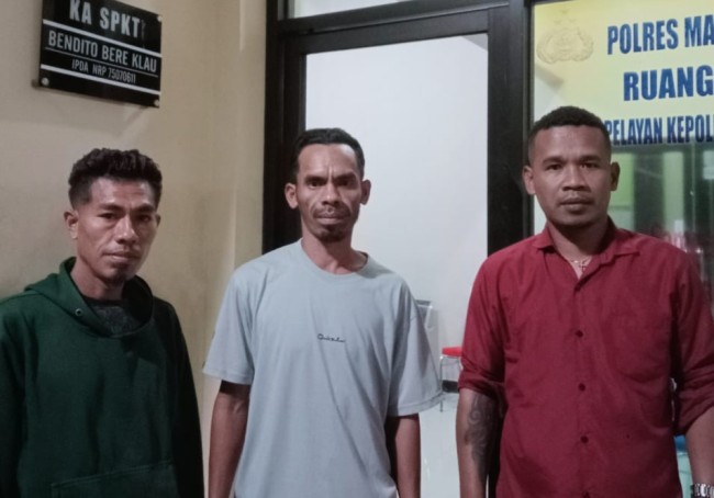 Kepala Desa Naiusu Yanuarius Cu Ketika usai Memberikan Keterangan di Polres Malaka.  