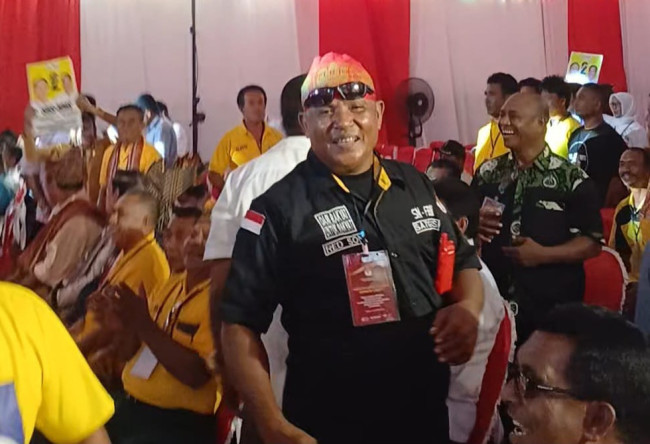 Pendukung Paket Lain Membawa Atribut Kampanye Ikut Debat Perdana di Aula Dekenat Malaka. (Foto-Istimewa)