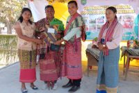 Kepala Dinas Pendidikan Kab. Malaka, Januarius Boko S.Ag.,M.Sc Serahkan IO Kepada SMP Plus St Jhon Fisher Wekbelar. (Foto_red)