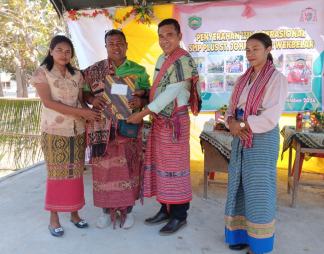 Kepala Dinas Pendidikan Kab. Malaka, Januarius Boko S.Ag.,M.Sc Serahkan IO Kepada SMP Plus St Jhon Fisher Wekbelar. (Foto_red)