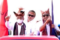 Dr. Simon Nahak S.H.,MH dan Felix Bere Nahak S.Pt Dengan Tagline SN- FBN Bersama Ketua Tim Koalisi Benny Chandradinata, (Foto-Istimewa).