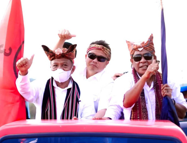 Dr. Simon Nahak S.H.,MH dan Felix Bere Nahak S.Pt Dengan Tagline SN- FBN Bersama Ketua Tim Koalisi Benny Chandradinata, (Foto-Istimewa).