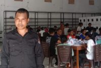 Ketua KPU Malaka, Yuventus A. Bere, Pantau Petugas Sortir dan Lipat Surat Suara Jelang Pemungutan Suara (Foto-Istimewa)
