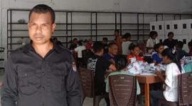 Ketua KPU Malaka, Yuventus A. Bere, Pantau Petugas Sortir dan Lipat Surat Suara Jelang Pemungutan Suara (Foto-Istimewa)
