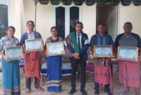 Penasehat Hukum ! Melkianus Conterius Seran S.H.,MH.,C.Me Berikan Piagam Penghargaan Kepada Kliennya Usai Menang Perkara. (Foto_red)