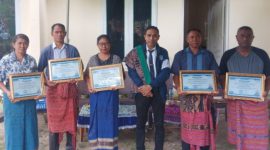 Penasehat Hukum ! Melkianus Conterius Seran S.H.,MH.,C.Me Berikan Piagam Penghargaan Kepada Kliennya Usai Menang Perkara. (Foto_red)
