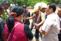 Ketua DPRD TTU, Bersama Masyarakat Tinjau Langsung Saluran Irigasi Bisno, Desa Sono, Kecamatan Bikomi Tengah. (Foto-Ist)