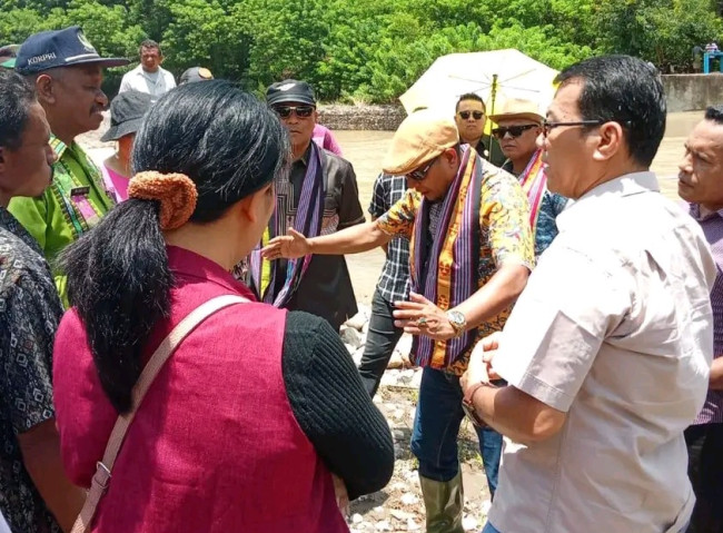 Ketua DPRD TTU, Bersama Masyarakat Tinjau Langsung Saluran Irigasi Bisno, Desa Sono, Kecamatan Bikomi Tengah. (Foto-Ist)