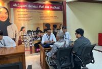 Ketua Bawaslu Kabupaten Malaka, Nadap Betty Ketika Serahkan Rekomendasi ke BKN , Dugaan Oknum ASN Yang Terlibat Politik Praktis Pada Pilkada 2024. (FOTO-IST)