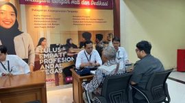 Ketua Bawaslu Kabupaten Malaka, Nadap Betty Ketika Serahkan Rekomendasi ke BKN , Dugaan Oknum ASN Yang Terlibat Politik Praktis Pada Pilkada 2024. (FOTO-IST)