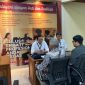 Ketua Bawaslu Kabupaten Malaka, Nadap Betty Ketika Serahkan Rekomendasi ke BKN , Dugaan Oknum ASN Yang Terlibat Politik Praktis Pada Pilkada 2024. (FOTO-IST)