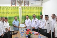 Kepala Kantor Agama Kabupaten Flores Timur, Yosef Aloysius Babaputra Menyerahkan Bantuan Dana Operasional Kepada Ketua FKUB Rd. Hendrik Leni di Kantor Agama Flores Timur. (Foto-Ist)