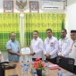 Kepala Kantor Agama Kabupaten Flores Timur, Yosef Aloysius Babaputra Menyerahkan Bantuan Dana Operasional Kepada Ketua FKUB Rd. Hendrik Leni di Kantor Agama Flores Timur. (Foto-Ist)