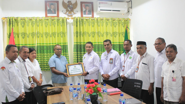 Kepala Kantor Agama Kabupaten Flores Timur, Yosef Aloysius Babaputra Menyerahkan Bantuan Dana Operasional Kepada Ketua FKUB Rd. Hendrik Leni di Kantor Agama Flores Timur. (Foto-Ist)