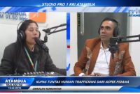 Ketua DPC Peradi Atambua,  Melkianus Conterius Seran S.H.,MH., C.Me bersama Presenter RRI Atambua Arda Fahik. (Foto- Screenshot dari Youtube RRI)