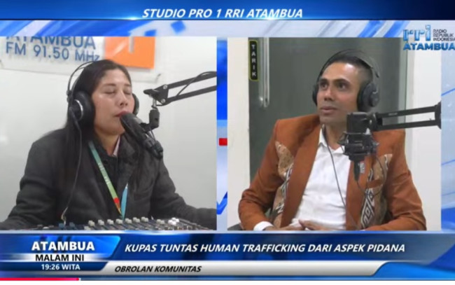 Ketua DPC Peradi Atambua,  Melkianus Conterius Seran S.H.,MH., C.Me bersama Presenter RRI Atambua Arda Fahik. (Foto- Screenshot dari Youtube RRI)