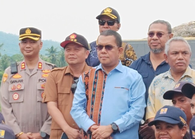 Gubernur NTT , Melkiades Laka Lena, (tengah), Benny Chandradinata (Anggota DPRD ProvinsiNTT), Sekda Malaka dan Kapolres Malaka. (Foto-red)