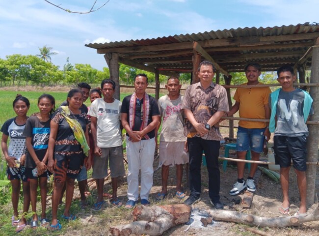 Benny Chandradinata Kunjungan Petani Sawah di Desa Raimataus Kecamatan Malaka Barat. (Foto-red)