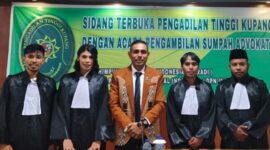 Ketua DPC Peradi Atambua Melkianus Conterius Seran S.H.,MH.,C.Me Bersama Empat Advokat Yang diambil Sumpah Oleh Ketua Pengadilan Tinggi Kupang. (Foto-Ist)
