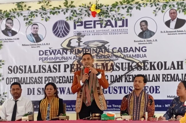 DPC Peradi Atambua , Lakukan Sosialisasi Upaya Mencegah Bullying dan Kenakalan Remaja di SMAS 17 Agustus Weoe. (Foto-red)