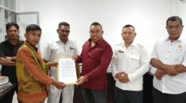 Masa Aksi GEMMA Kefamenanu Menyerahkan Tuntutan Yang Diterima Langsung Oleh Wakil Ketua I DPRD Kabupaten Malaka,  Ronaldo Asuri (Foto-Ist)