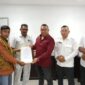Masa Aksi GEMMA Kefamenanu Menyerahkan Tuntutan Yang Diterima Langsung Oleh Wakil Ketua I DPRD Kabupaten Malaka,  Ronaldo Asuri (Foto-Ist)