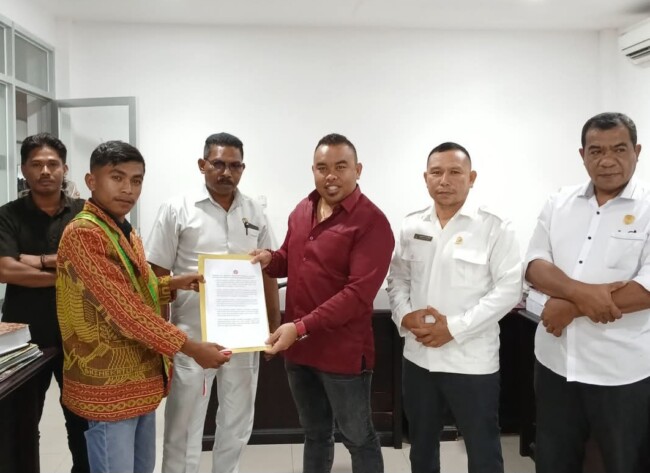Masa Aksi GEMMA Kefamenanu Menyerahkan Tuntutan Yang Diterima Langsung Oleh Wakil Ketua I DPRD Kabupaten Malaka,  Ronaldo Asuri (Foto-Ist)