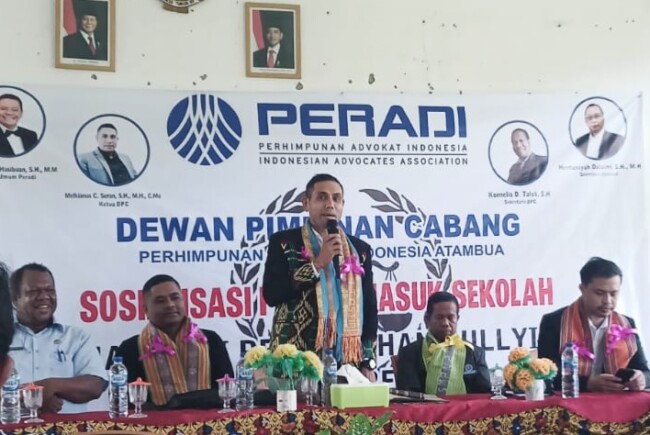 Ketua DPC Peradi Atambua Melkianus Conterius Seran S.H.,MH.,C.Me Pencerahan Hukum Upaya Mencegah Bullying dan Kenakalan Remaja Oleh DPC Peradi Atambua, Program Peradi Masuk Sekolah. (Foto-Ist)