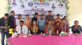 Foto Bersama Usai Peradi Atambua Lakukan Kegiatan Sosialisasi Upaya Mencegah Bullying dan Kenakalan Remaja di SMAS 17 Agustus Weoe. (Foto-Ist)