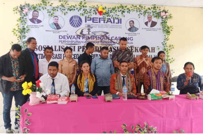 Foto Bersama Usai Peradi Atambua Lakukan Kegiatan Sosialisasi Upaya Mencegah Bullying dan Kenakalan Remaja di SMAS 17 Agustus Weoe. (Foto-Ist)