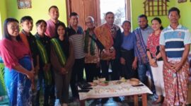 Kuasa Hukum Melkianus Conterius Seran S.H.,MH.,C.Me Bersama Bernadeta Luruk Bersaama Keluarga Usai Menerima Salinan Hasil Putusan Mahkama Agung di Bakateu, Desa Wehali, Kecamatan Malaka Tengah.  (Foto-red)