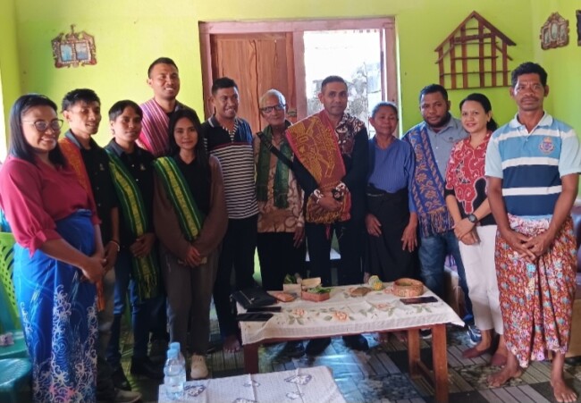 Kuasa Hukum Melkianus Conterius Seran S.H.,MH.,C.Me Bersama Bernadeta Luruk Bersaama Keluarga Usai Menerima Salinan Hasil Putusan Mahkama Agung di Bakateu, Desa Wehali, Kecamatan Malaka Tengah.  (Foto-red)