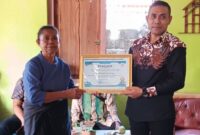 Kuasa Hukum Melkianus Conterius Seran S.H.,MH.,C.Me Menyerahkan Piagam Kepada Bernadeta Luruk Sebagai Pengguna Jasa Advokat MCS. (Foto-red)