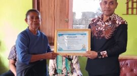 Kuasa Hukum Melkianus Conterius Seran S.H.,MH.,C.Me Menyerahkan Piagam Kepada Bernadeta Luruk Sebagai Pengguna Jasa Advokat MCS. (Foto-red)