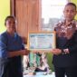 Kuasa Hukum Melkianus Conterius Seran S.H.,MH.,C.Me Menyerahkan Piagam Kepada Bernadeta Luruk Sebagai Pengguna Jasa Advokat MCS. (Foto-red)