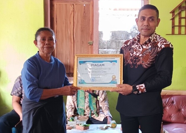 Kuasa Hukum Melkianus Conterius Seran S.H.,MH.,C.Me Menyerahkan Piagam Kepada Bernadeta Luruk Sebagai Pengguna Jasa Advokat MCS. (Foto-red)