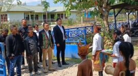 SMPN 1 Tasifeto Timur Kabupaten Belu, Sambut Peradi Atambua Dengan Tarian Likurai. (Foto-Ist)