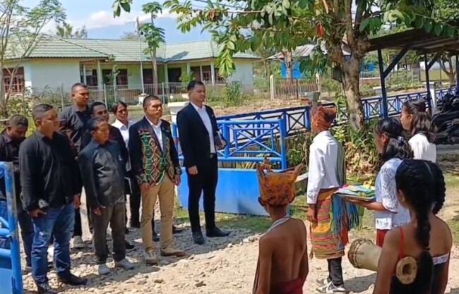 SMPN 1 Tasifeto Timur Kabupaten Belu, Sambut Peradi Atambua Dengan Tarian Likurai. (Foto-Ist)