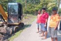 Reses Anggota DPRD Kabupaten Malaka, Didampingi Tokoh Masyarakat dan Kepala Desa Rabasahain, lakukan kegiatan Kerja Nyata Dengan Gali Got Untuk Bangun Drainase. (Foto-red)