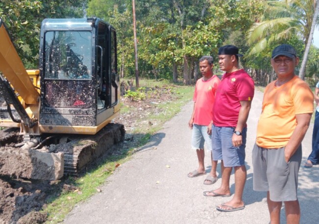 Reses Anggota DPRD Kabupaten Malaka, Didampingi Tokoh Masyarakat dan Kepala Desa Rabasahain, lakukan kegiatan Kerja Nyata Dengan Gali Got Untuk Bangun Drainase. (Foto-red)