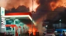 Dugaan Korsleting Pada Kelistrikan Motor, Terjadi Kebakaran di SPBU 03 Kefamenanu, Mengakibatkan Satu Unit Motor Hangus Terbakar. (Foto-red)