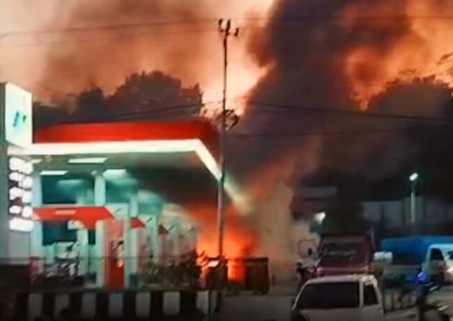 Dugaan Korsleting Pada Kelistrikan Motor, Terjadi Kebakaran di SPBU 03 Kefamenanu, Mengakibatkan Satu Unit Motor Hangus Terbakar. (Foto-red)