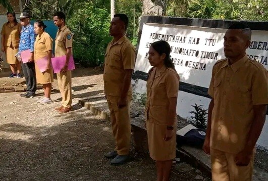 Kepala Desa Oesena bersama Perangkat Desa Usai Apel  (Foto-Ist)