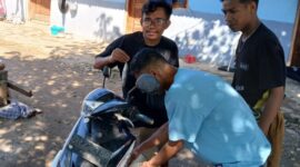 Kens Nahak Pria Asal Malaka Yang , Jual Ikan Keliling Dari Kos ke Kos, Untuk Kurangi Beban Orangtua. (Foto-red)